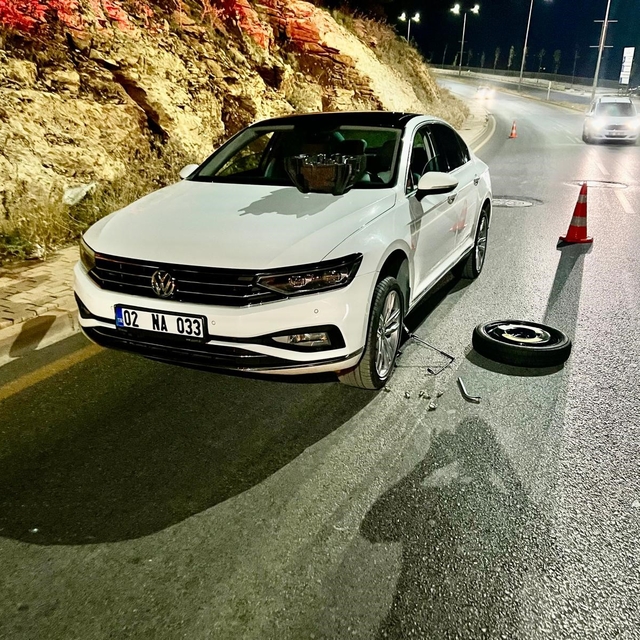Çukura giren araçların lastikleri patladı