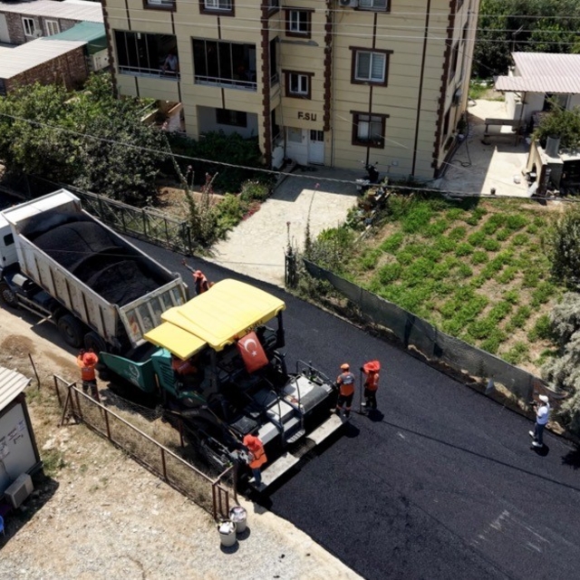 Mersin'de 1,5 kilometrelik yol sıcak asfaltla yenilendi