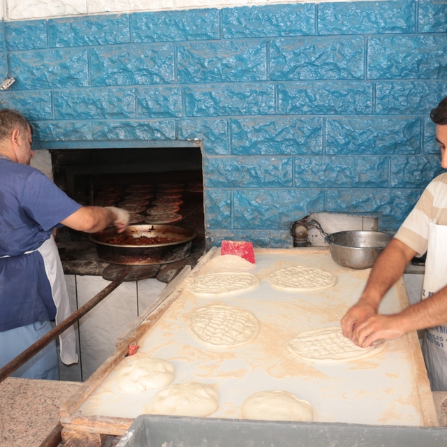 Termometrelerin 55 dereceyi bulduğu Cizre'de, fırın ustaları 80 derecede ek...