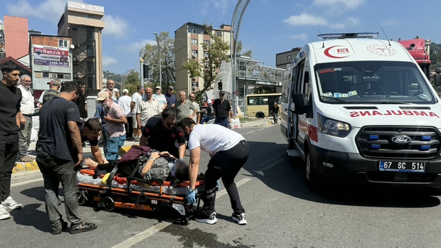 Yolun karşına geçmeye çalışan yaşlı kadına otomobil çarptı