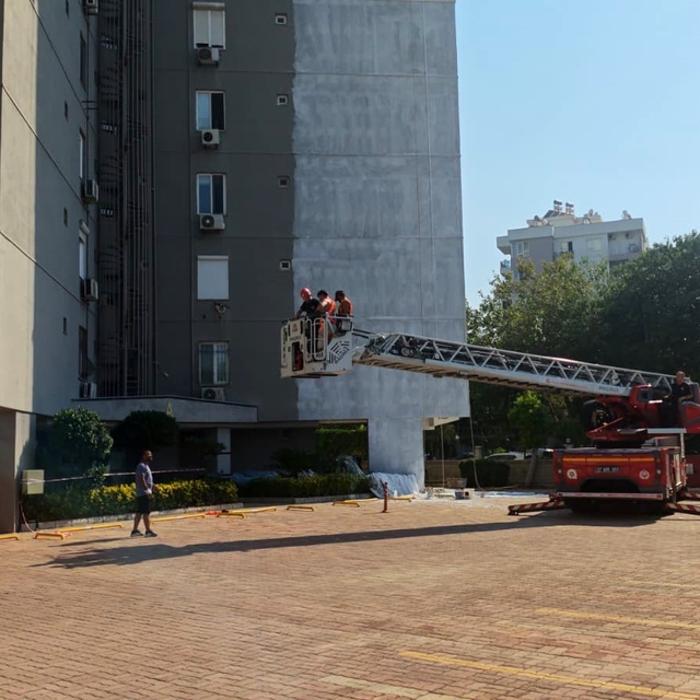 Halatı kopan iskelede mahsur kalan 2 işçiyi itfaiye kurtardı