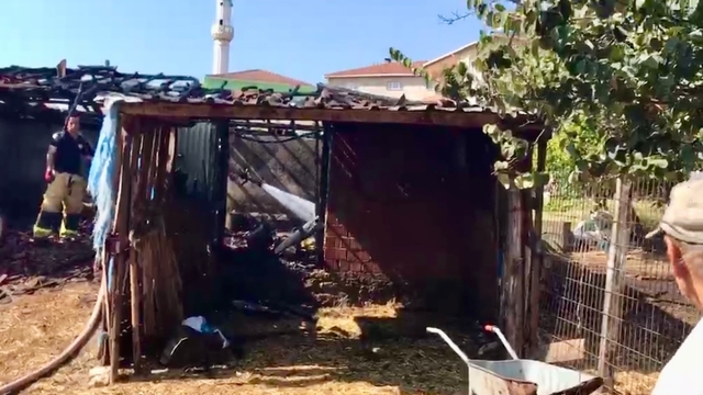Çanakkale'de ahırda çıkan yangın söndürüldü