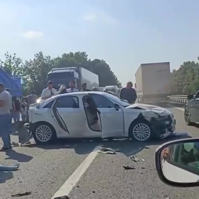 Kocaeli'de iki ayrı noktada 8 araç zincirleme kazaya karıştı
