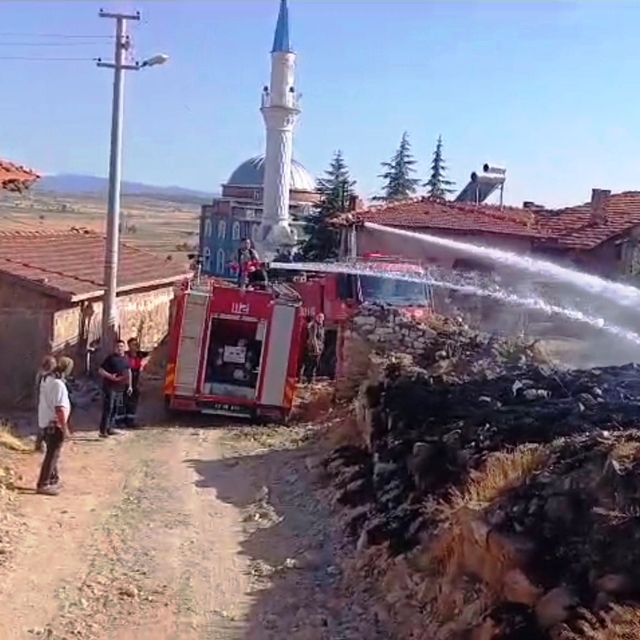 Tavşanlı'da yangın paniği: Alevler evlere ulaşmadan söndürüldü