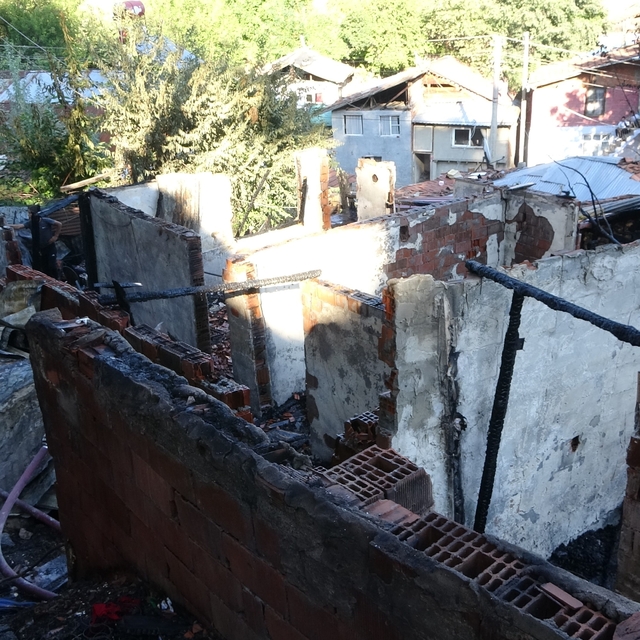 Piknik tüpleri bomba gibi patladı, iki gecekondu küle döndü