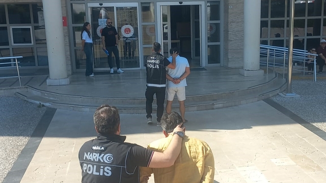 Muğla'da polisten kaçarken yakalandı, 1 kilo 953 gram esrar ele geçirildi