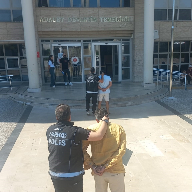 Muğla'da polisten kaçarken yakalandı, 1 kilo 953 gram esrar ele geçirildi