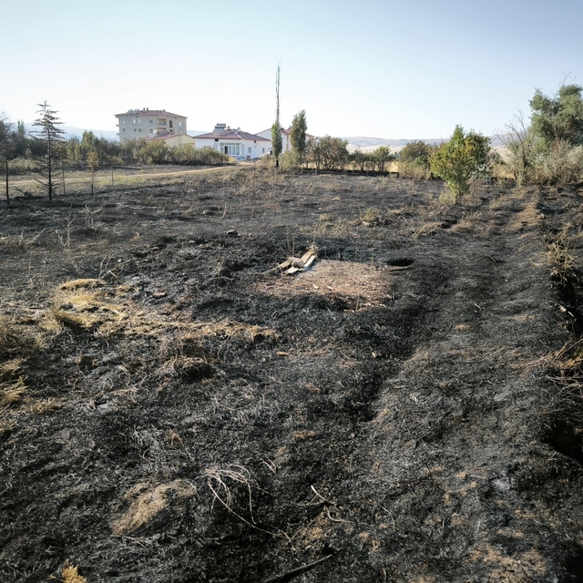 Altınyayla'da yangın paniği: Alevler evlere sıçramadan söndürüldü