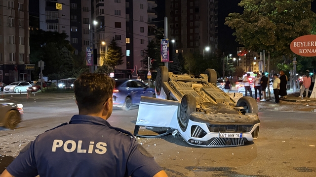 Otomobille çarpışan SUV araç takla attı: 2 yaralı