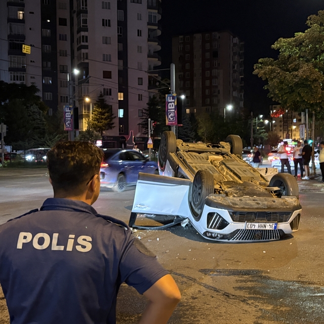 Otomobille çarpışan SUV araç takla attı: 2 yaralı