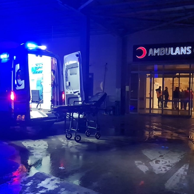 Minibüs tarlaya uçtu: 1 ölü, 2 yaralı