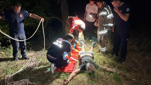 Manevra yaparken uçurumdan düştü: Kurtarılma anları kamerada
Alkollü sürücü 50 metrelik uçurumdan yuvarlandı