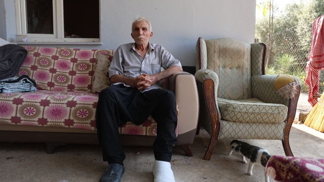 Yaşlı adama çarpıp hiçbir şey olmamış gibi yoluna devam etti
Yaşlı adam otomobil çarptıktan sonra dolmuşa binip eve gitti ancak ağrıdan duramayınca daha sonra hastaneye gitti