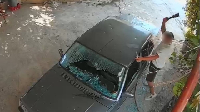 Kadına ait otomobile satır ve bıçakla zarar verdi: O anlar kamerada