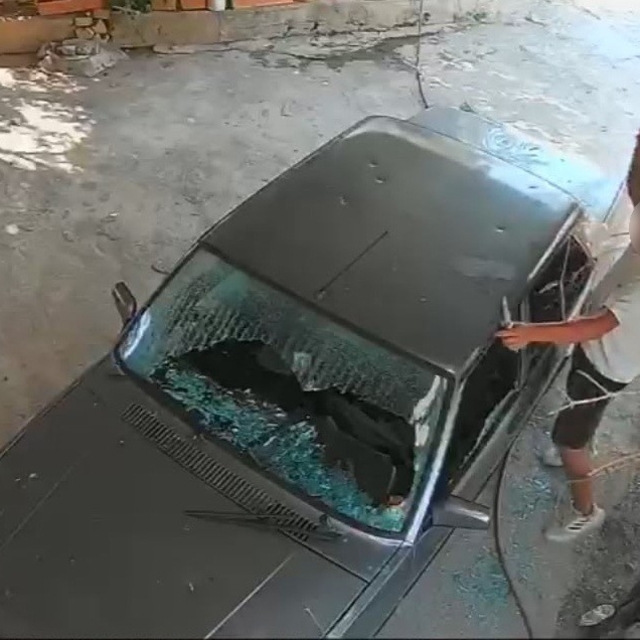 Kadına ait otomobile satır ve bıçakla zarar verdi: O anlar kamerada