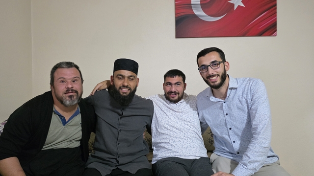 Down sendromlu Savaş'ın ezan sevgisi fenomen Celal Karature'yi Feke'ye getirdi
