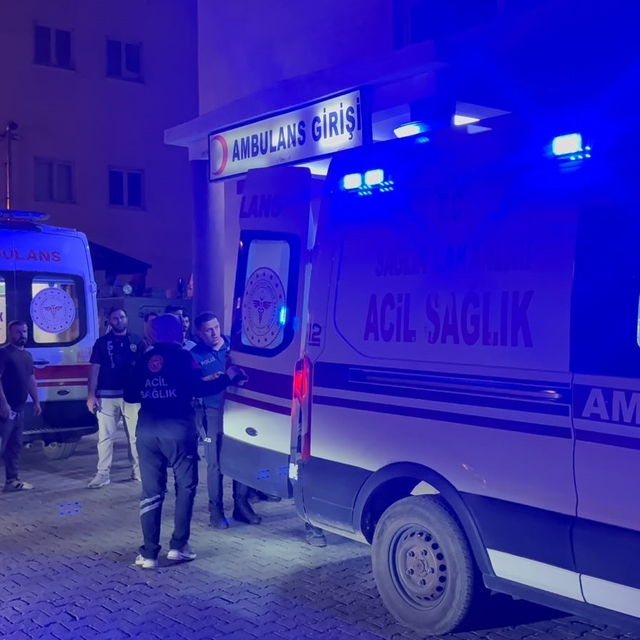 Hakkari'de düğün öncesi damat ve 2 yakını taşlı sopalı kavgada yaralandı