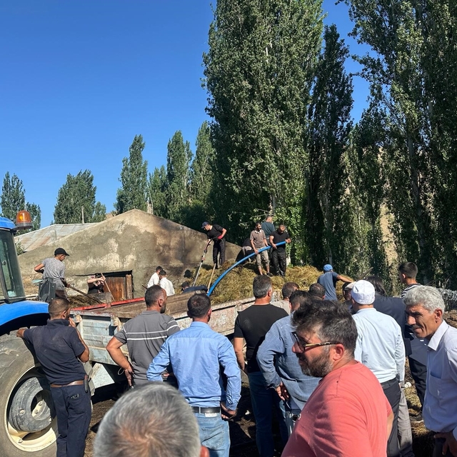 Sarıkamış'ta 800 balya ot kül oldu