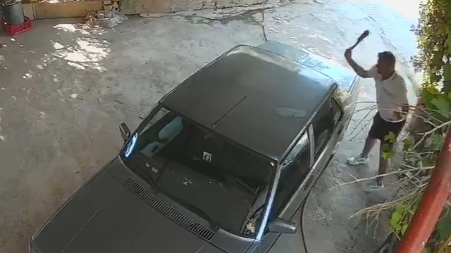 Eski sevgilisini ölümle tehdit edip, otomobiline satırla zarar verdi