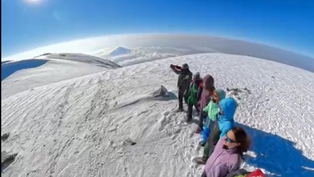 Ağrı Dağı'nın zirvesinde halay çektiler