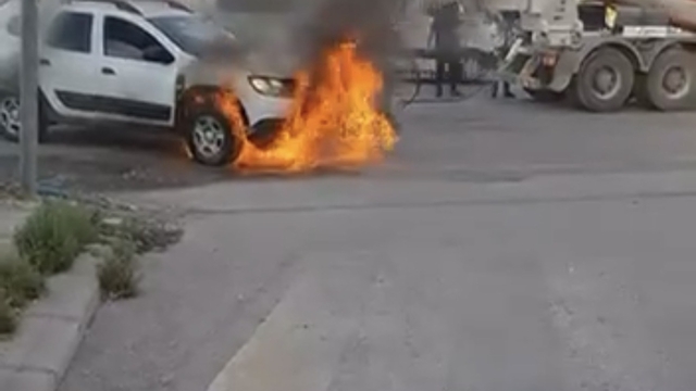 Seyir halindeki araç alev alev yandı
Yanan otomobili mikser sürücüsü söndürdü