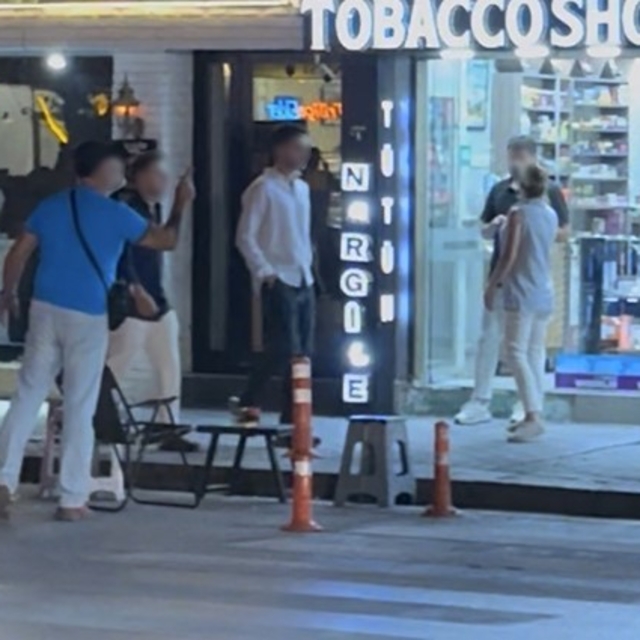 Caddede "Kafanı keserim" diyerek tehdit etti