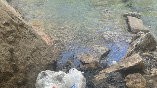 Piknik alanına bırakılan çöpler vatandaşın tepkisine yol açtı