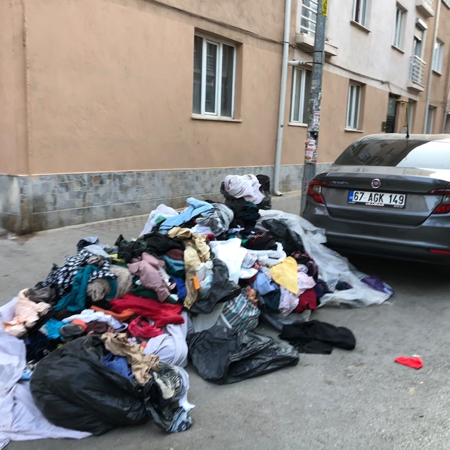 Eskişehir'de kaldırımı kapatan kıyafet yığını dikkat çekti