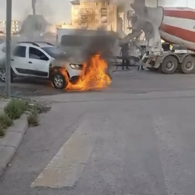 Seyir halindeki araç alev alev yandı
Yanan otomobili mikser sürücüsü söndür...