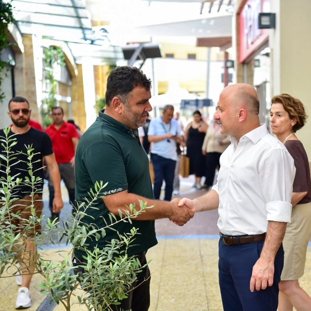 Vali Varol, alışveriş merkezinde vatandaş ve esnafla buluştu