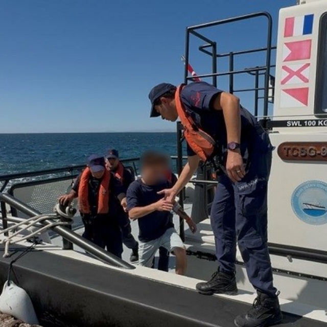 Bozcaada açıklarında gemide rahatsızlanan personelin tıbbi tahliyesi gerçek...