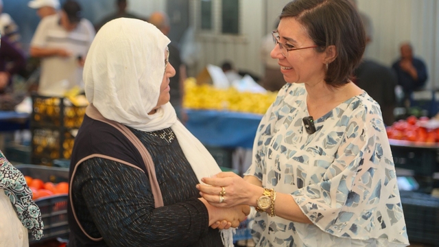 Uşak Belediye Başkan Vekili Terekeci Özkan, Şekerevleri Pazarı'nda esnaf ve vatandaşlarla buluştu