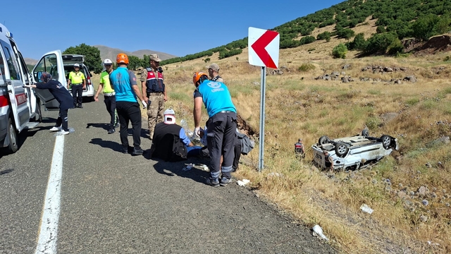 Bingöl'de hafif ticari araç şarampole devrildi: 1'i ağır, 6 yaralı