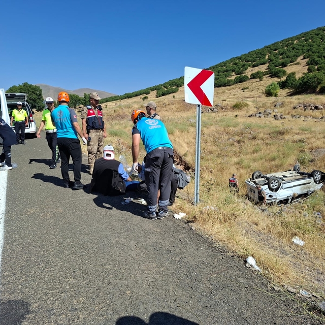 Bingöl'de hafif ticari araç şarampole devrildi: 1'i ağır, 6 yaralı