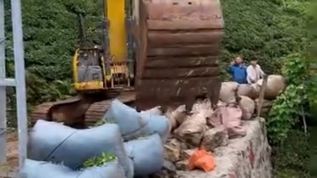 Rize'de iş makinesiyle 'çay taşıma operasyonu'
Çayı bahçeden yola iş makinesi ile taşıdılar