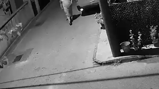 Boşanma aşamasındaki eşine ateş açtı, olay yerinden yürüyerek ayrıldı: O anlar kamerada