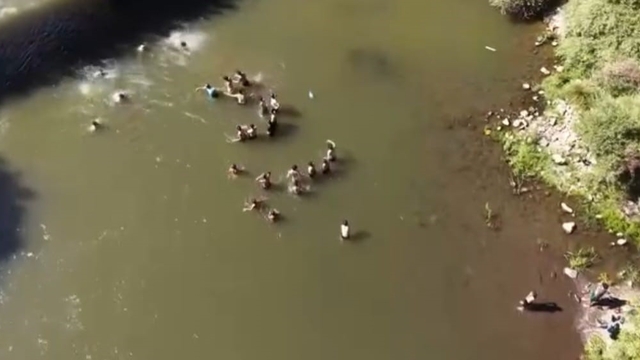 Bingöl'de suda kaybolan kişiyi vatandaşların kurtarma mücadelesi dronla görüntülendi
