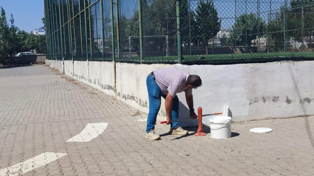 Fatih Anadolu Lisesi'nde okulun bakım ve onarımı personelin emeğiyle yapılıyor