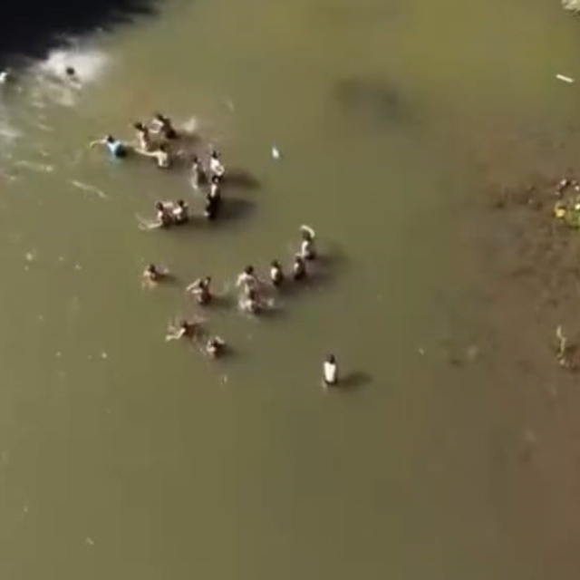 Bingöl'de suda kaybolan kişiyi vatandaşların kurtarma mücadelesi dronla gör...