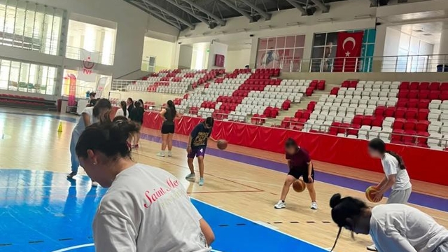 Koruma altındaki çocuklara basketbol eğitimi