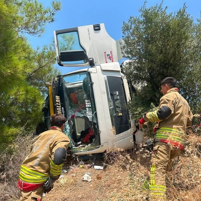 Arsuz'da devrilen kamyonun sürücüsü yaralandı