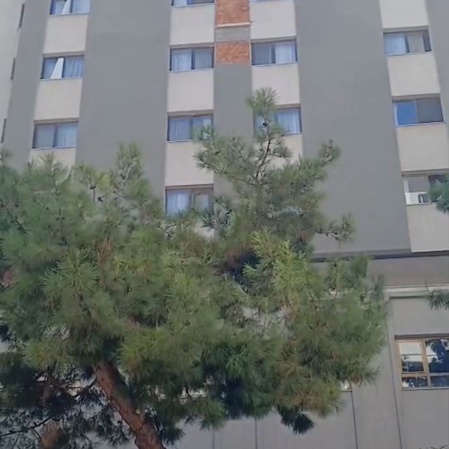 Öğretmenevi duvarından kopan beton parçaları korkuttu