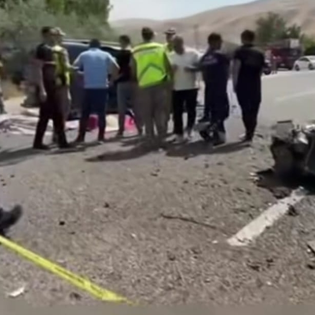Van'da iki hafif ticari araç kafa kafaya çarpıştı: 2 ölü, 9 yaralı