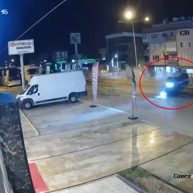 Takla atan otomobil, üst geçidin merdivenlerine çarptı; 2 yaralı