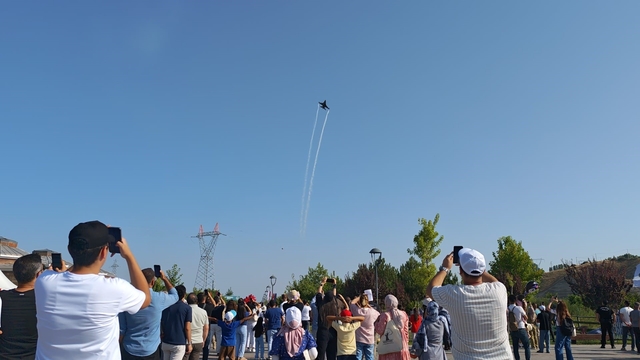 Ahlat'ta SOLOTÜRK gösteri uçusu nefes kesti
Binlerce kişi SOLOTÜRK gösterisini nefeslerini tutarak izledi