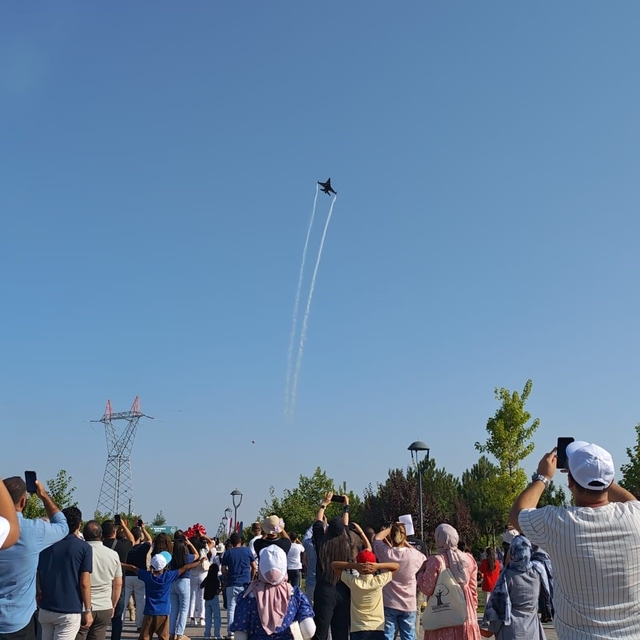 Ahlat'ta SOLOTÜRK gösteri uçusu nefes kesti
Binlerce kişi SOLOTÜRK gösteris...