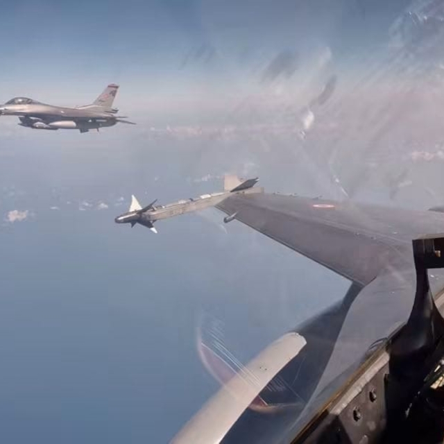 F-16 savaş uçaklarından Karadeniz'de eğitim uçuşu