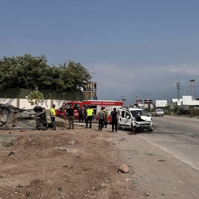 Osmaniye'de hafif ticari araç ile otomobil çarpıştı: 2 yaralı
