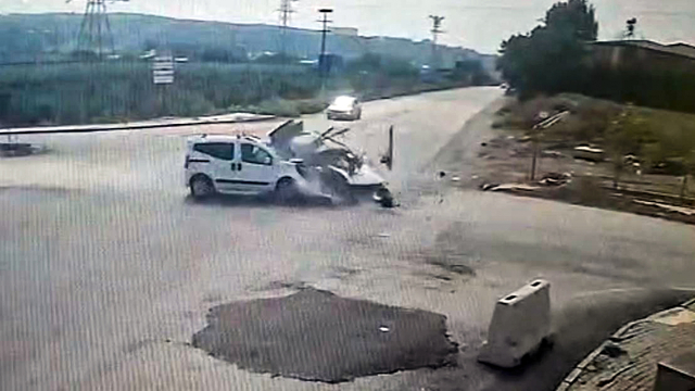 Osmaniye'de otomobil ile hafif ticari aracın çarpıştığı kaza kamerada: 2 yaralı