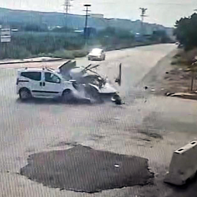Osmaniye'de otomobil ile hafif ticari aracın çarpıştığı kaza kamerada: 2 ya...